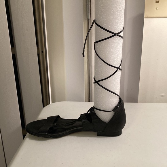 White House Black Market Vintage Strappy Black Flats/Sandals Sz 6M - Picture 2 of 8